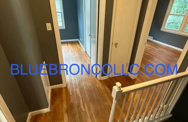 Charming unit with nice updates and fresh paint for a great price Gallery 4