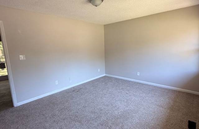 Spacious 3 bedroom 2 bathroom house Gallery 3