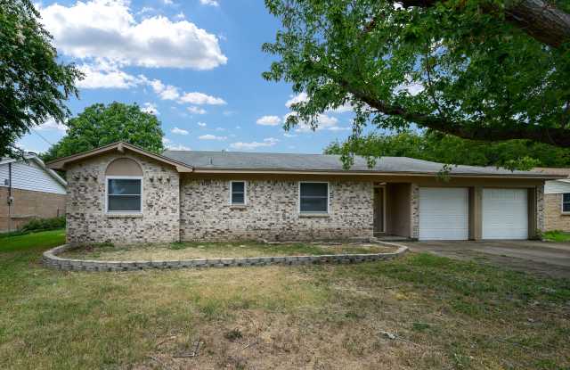 1116 Usher St - 1116 Usher Street, Benbrook, TX 76126