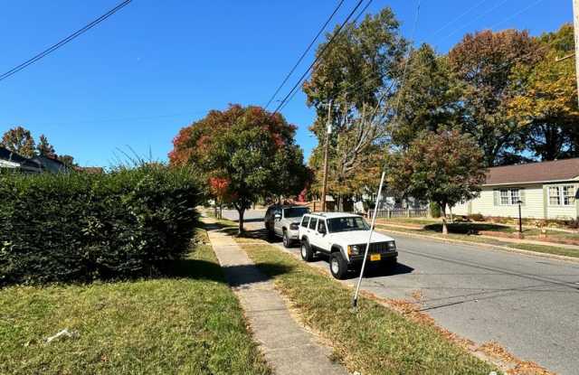 3 bed 1 bath house With Central Hvac Fenced yard and laundry Gallery 3