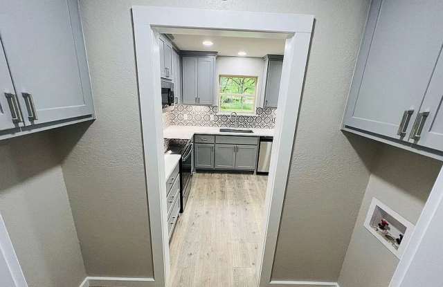 NO HOA - 4/2 Large Privacy Fenced Yard, Acton Side of Granbury Gallery 4