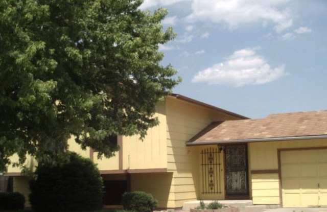 Widefield side entry bi-level home. photos photos