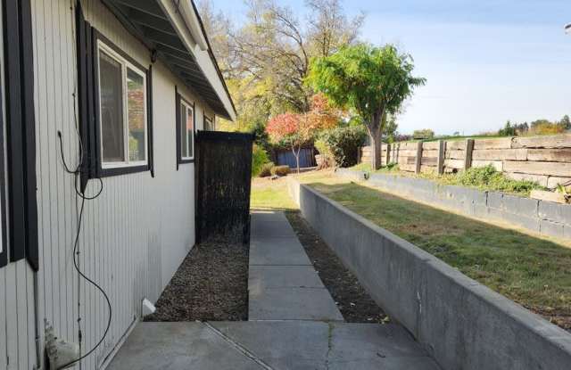 Selah 3br 1ba duplex with carport and WATER/SEWER/GARBAGE PAID! photos photos