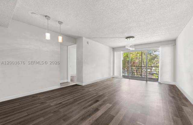 4235 N University Dr Gallery 4
