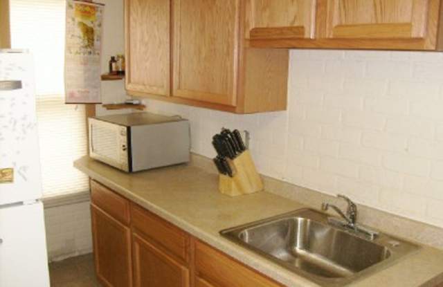 Spacious 3-Bedroom House with Parking & Private Yard - Available 8/15/2027 Gallery 2