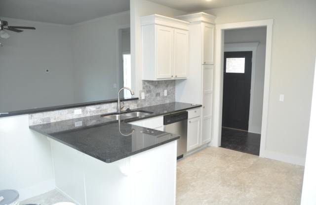 Charming 4 Bedroom / 2 Bathroom - Bentonville Home Gallery 4