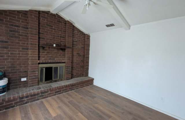 Spacious Updated 3 Bedroom Home Gallery 4