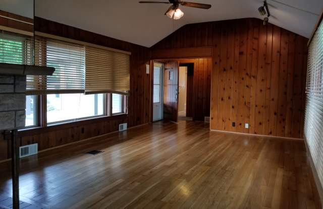 Charming 3 Bed 2 Bath Home! *2027* Gallery 4