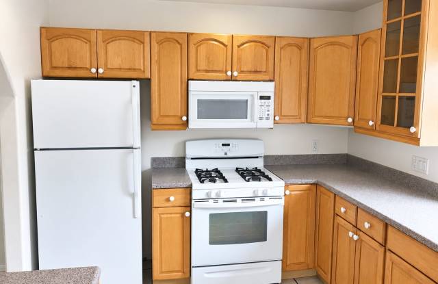 Great Views! Large 5 Bed 2 Bath House with a Quick Walk to Campus!! Gallery 3