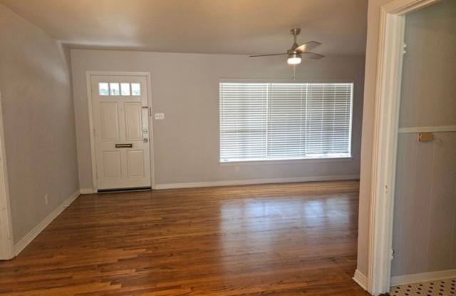 Updated 2 Bedroom w/ 1 Car Garage Gallery 3