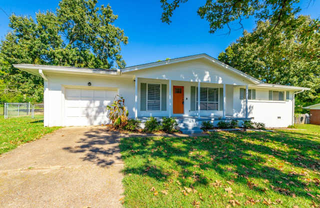 3 Bedroom Home in East Brainerd | Large Yard & Attached Garage Gallery 1