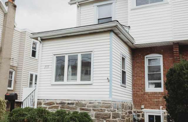 233 LEON Avenue Gallery 4