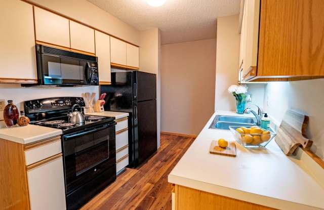 Plymouth Square at 37th Apartments Gallery 2