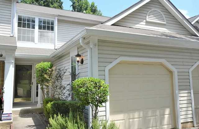 Updated 2 Bed, 2.5 Bath Townhome in Charlotte photos photos