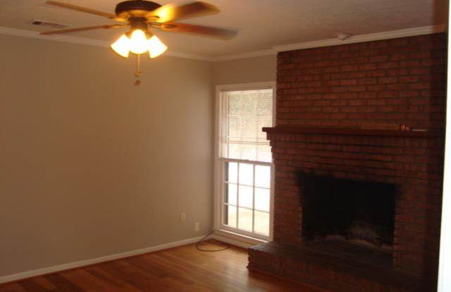 Available 4 Bedroom Home with a Pool! Gallery 4
