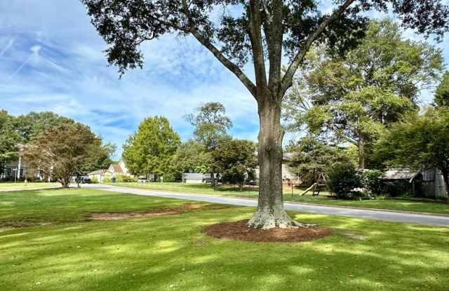 Charming 3 Bedroom home with a screened-in porch! Gallery 3