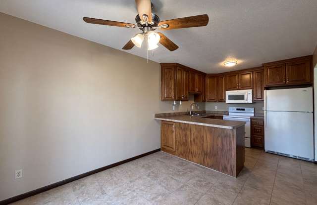 Great 3 BR/2 BA Townhome in Vadnais Heights! Gallery 3