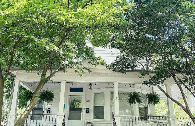 1105 1/2 N Clinton Boulevard unit: 1 photos photos