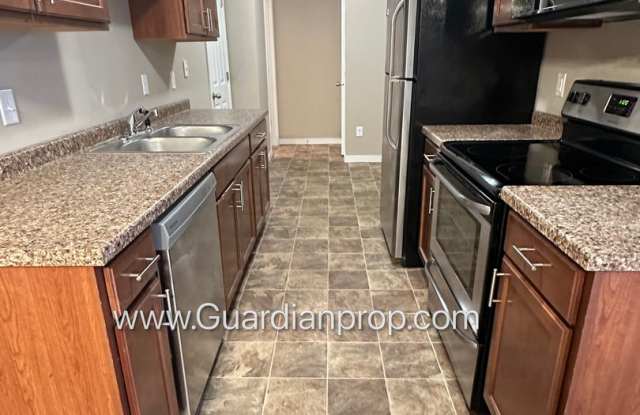 North Brooklyn Park Town Homes, Dedicated Office, 2 Car Garage, Washer/Dryer, Front Patio Gallery 3
