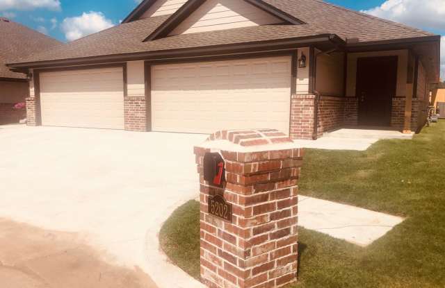 3 bedroom 2 bath 2 car duplex available in Bethany! photos photos