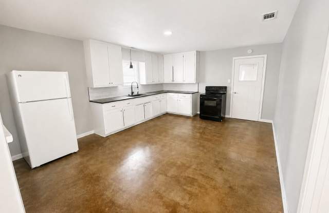5283 Carpenters Bluff Road Gallery 2