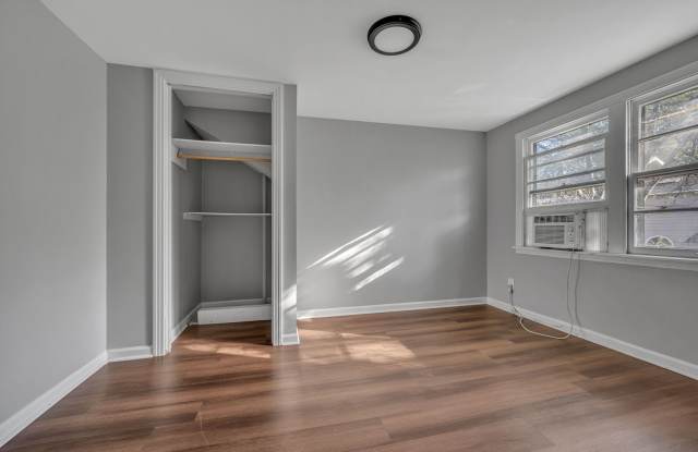 2bed 1bath Duplex | Hillsboro West End Gallery 2