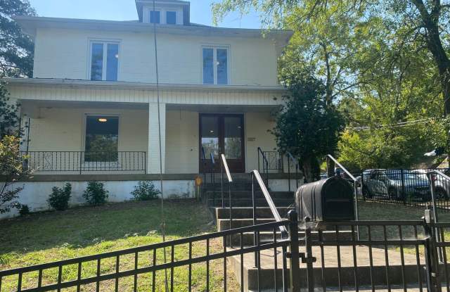 Vanderbilt Place - Wonderful Location 3 bedrooms/3 1/2 baths Gallery 3