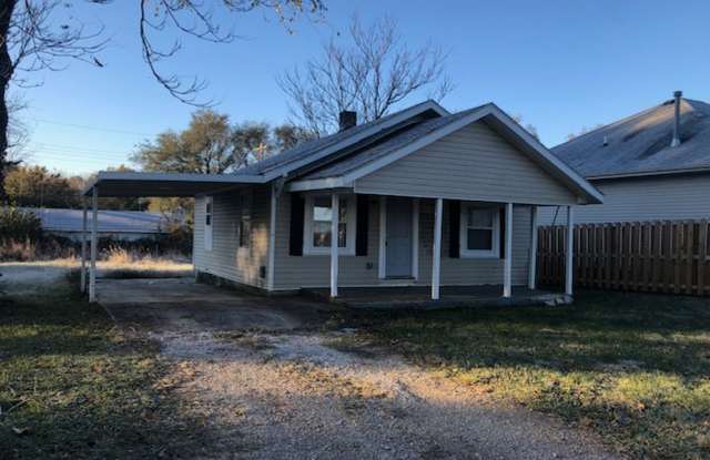 Huge Yard! Cute and Clean 2 Bedroom Available Now! photos photos