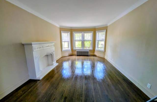 6711 North Greenview Avenue Gallery 1