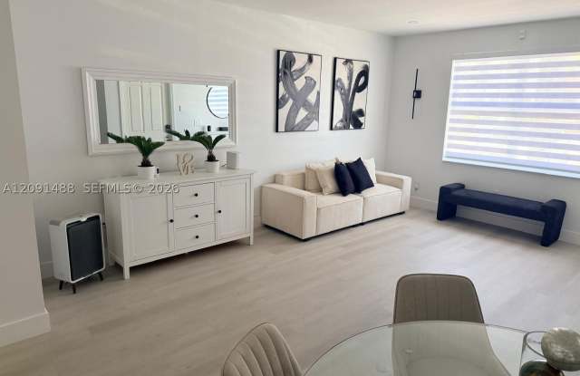 1022 NE 42nd Ter Gallery 2