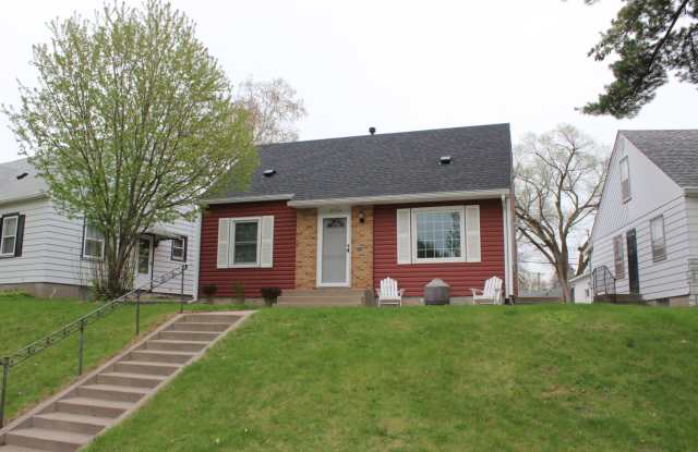 Robbinsdale Single Family Home, 2 Baths, Office, Family Room, 2 Car Garage - 2714 Meridian Drive, Robbinsdale, MN 55422