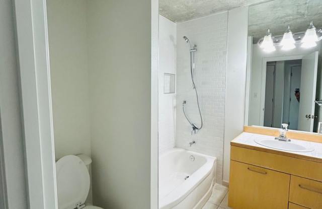 Large Open Plan 1 Bedroom with Stunning Views of Puget Sound Gallery 4