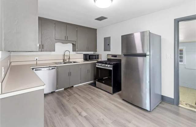 Charming 3-Bedroom Heights Home | Huge Fenced Yard + Garage! Gallery 4