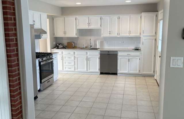 1087 Leahy Circle E Gallery 3