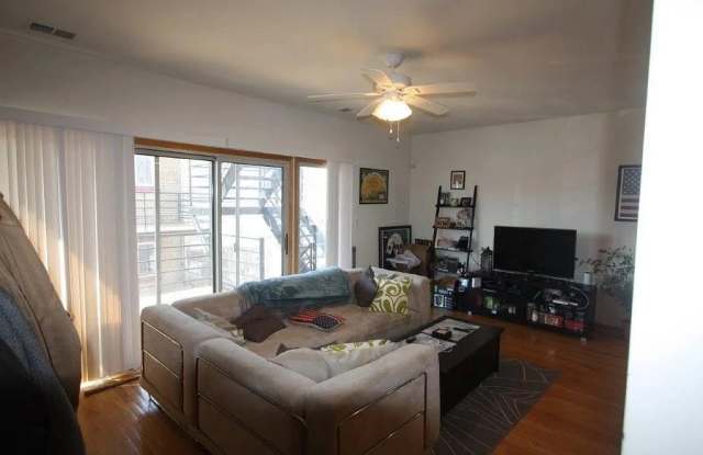 1941 W Grand Ave Apt 2 Gallery 1