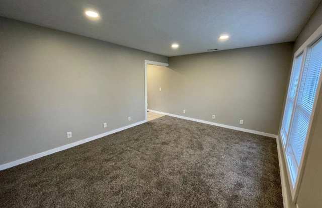 Charming Newly Renovated 3BR Home with Washer/Dryer Provided and Detached Garage Gallery 3