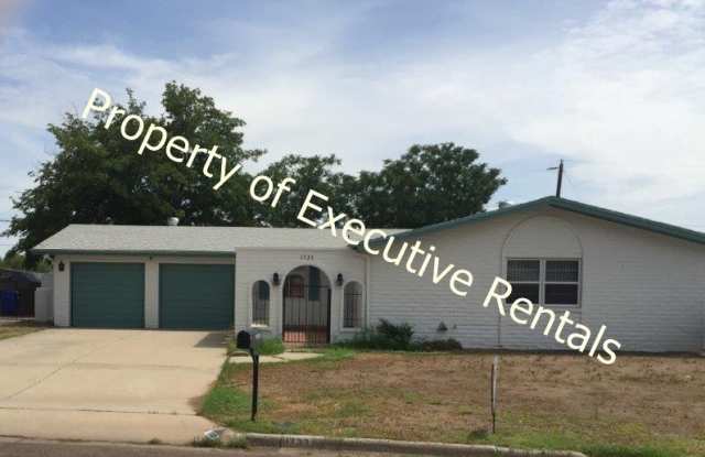 1733 Aspen Ave - Spacious 4 bed 2 bath with an office and a sun room! photos photos