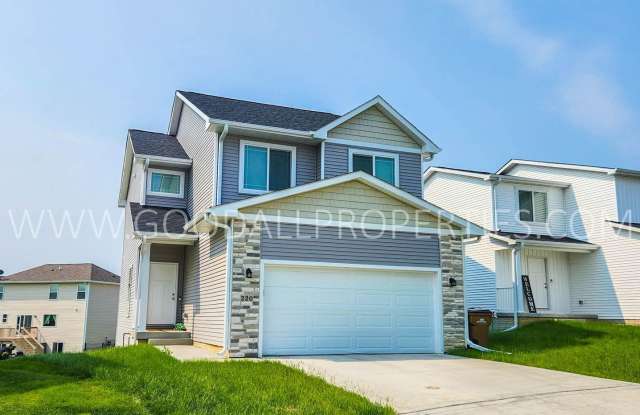 Beautiful 4 Bedroom finished walkout basement Home in Norwalk photos photos