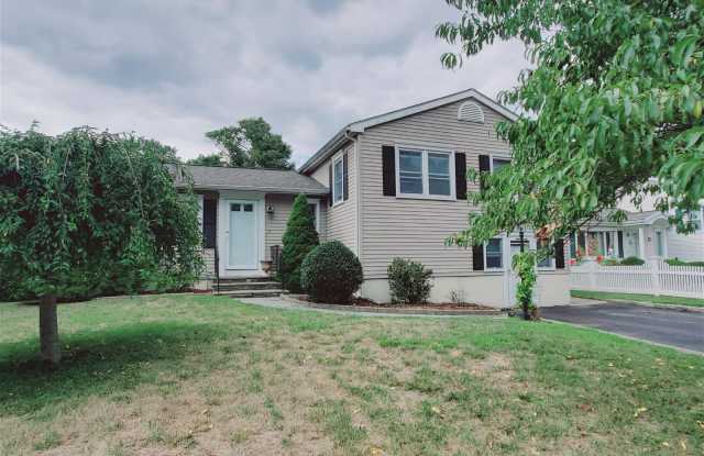 9 Bonan Drive - 9 Bonan Drive, Riverside, CT 06878