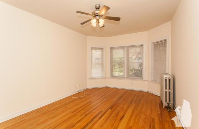 3922 North Pine Grove Ave. Gallery 3