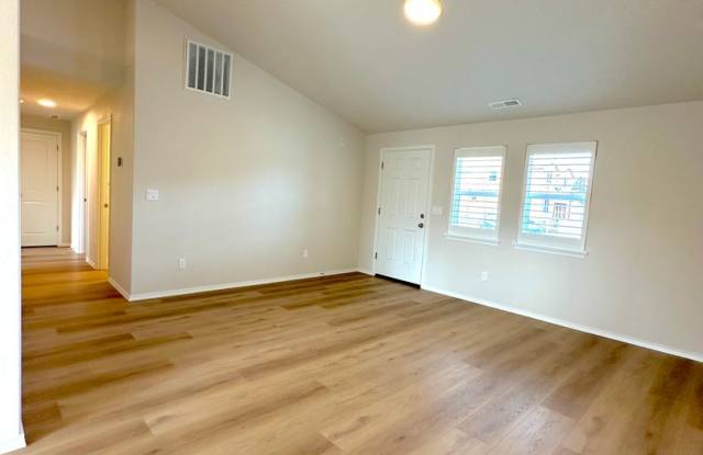 3 Bedroom With Large Backyard in North Redmond Gallery 3