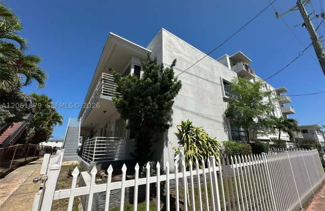 8321 Crespi Blvd Gallery 1