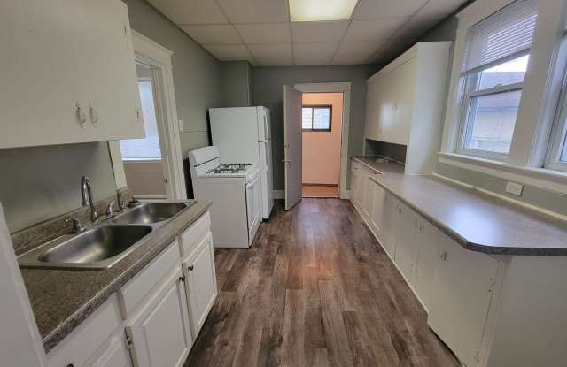 AVAILABLE JUNE - 4 Bed 1 Bath Located In East Hillside photos photos