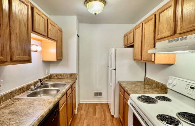 Remodeled One Bedroom at Greenway Park - Free Rent!! Gallery 2
