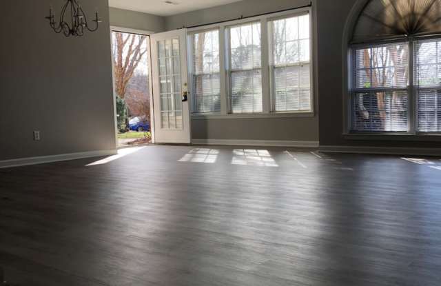 Beautiful, Maintenance Free Main Level Condominium in Ivy Glen! Gallery 3