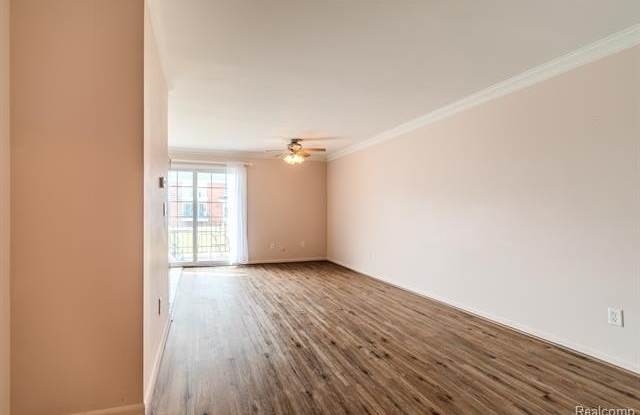 474 Fox Hills Drive N Gallery 2