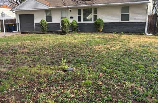 Charming 3 Bed, 1 Bath Home with 1-Car Garage in South Kansas City Location photos photos