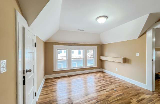 63 Eaton Street unit: 3 photos photos