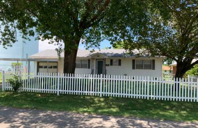 1606 E 3rd Ave - 1606 East 3rd Avenue, Stillwater, OK 74074