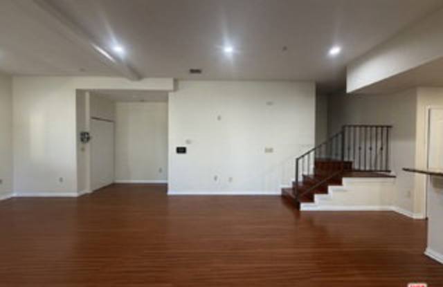 15024 Magnolia Boulevard Gallery 3